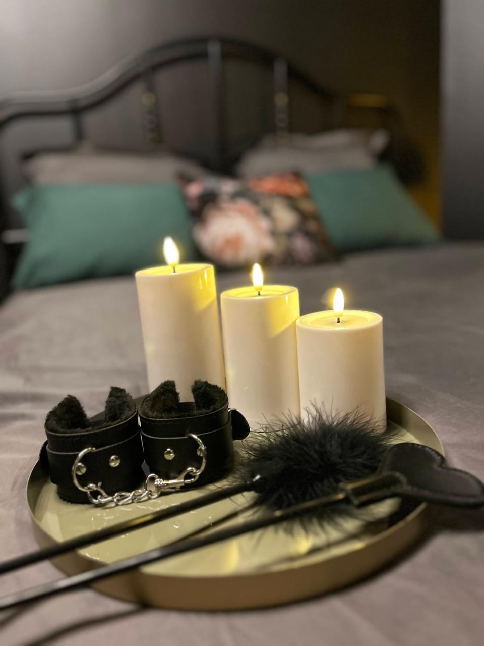 Bed, Photo of the whole room, Decorative detail, Decorative detail, Bedroom