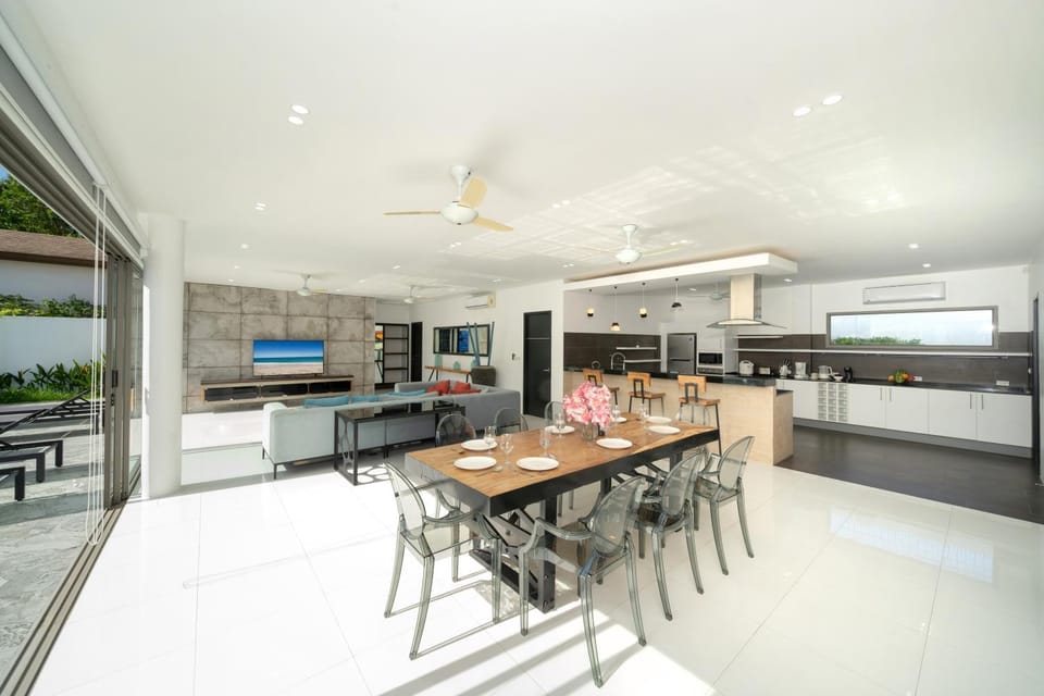 Kitchen or kitchenette, Living room, Dining area