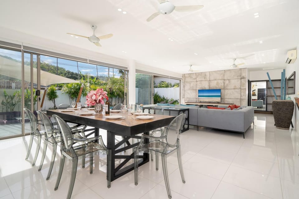 Living room, Seating area, Dining area