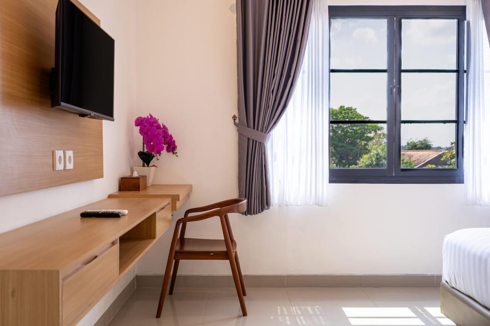 Bed, TV and multimedia, Bedroom