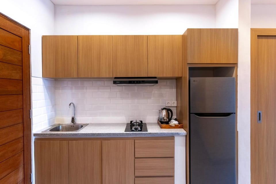 Coffee/tea facilities, Kitchen or kitchenette, stove