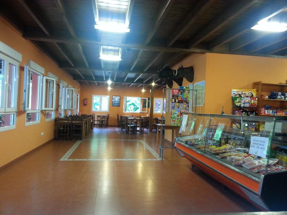 Restaurant/places to eat, Supermarket/grocery shop
