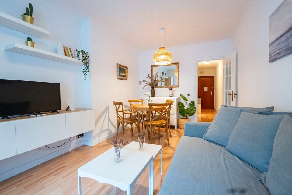 TV and multimedia, Living room, Seating area, Dining area