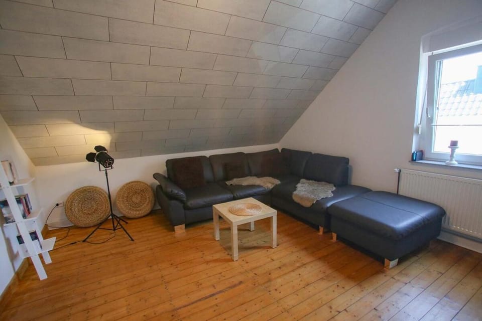 85 qm DG nahe Uni und City bis 6 P 4 Zi KDB Apartment in Dortmund