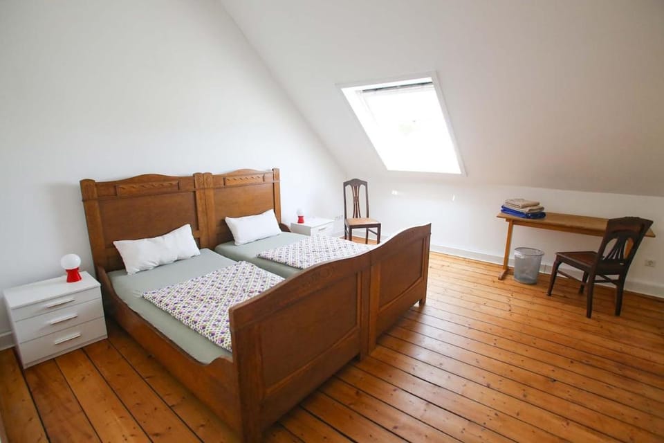 85 qm DG nahe Uni und City bis 6 P 4 Zi KDB Apartment in Dortmund