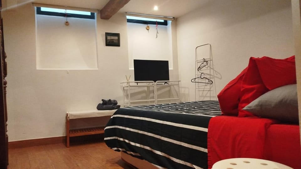 Bed, TV and multimedia, Bedroom, towels