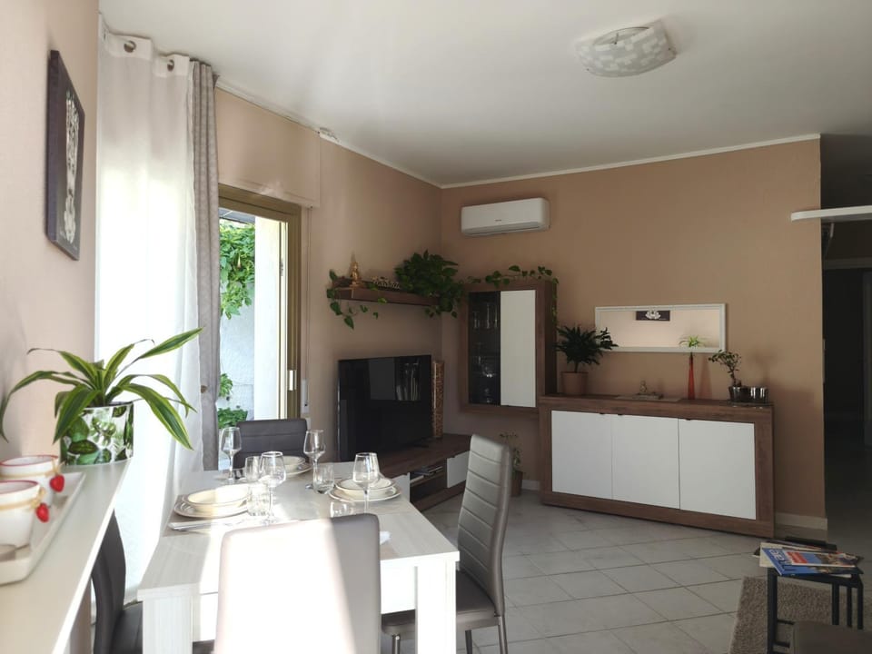 TV and multimedia, Balcony/Terrace, Living room, Decorative detail, Dining area