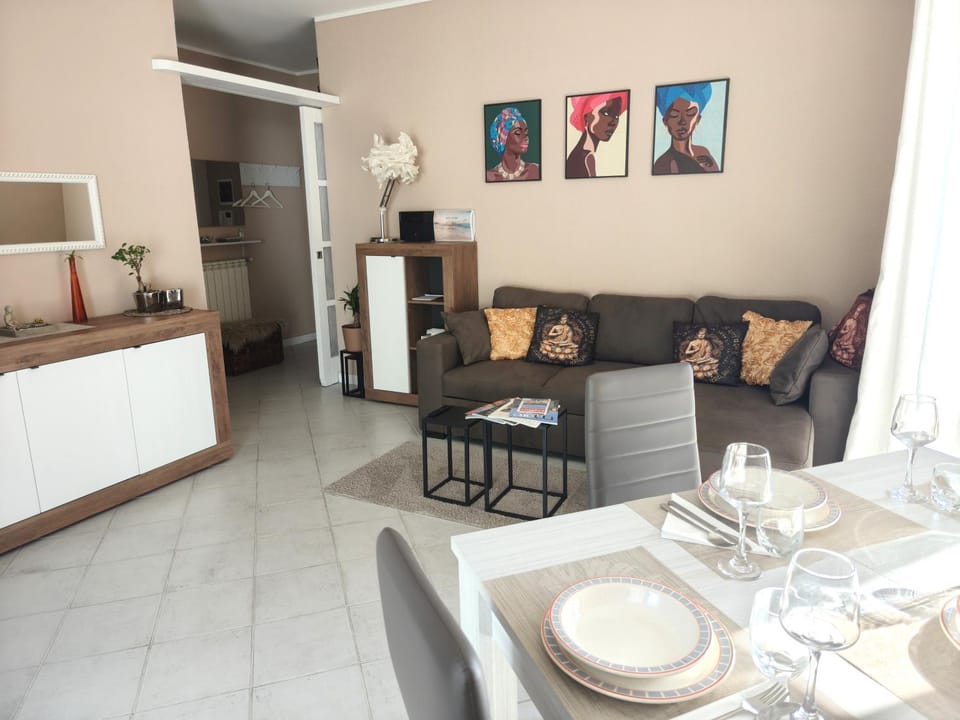 Living room, Decorative detail, Dining area