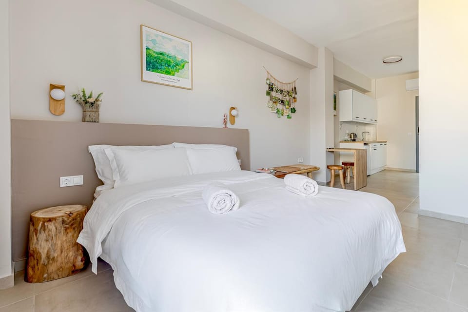 Bed, Photo of the whole room, towels