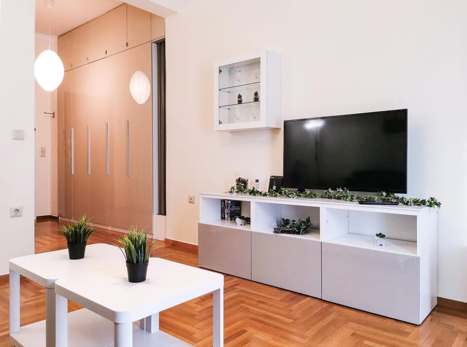 Modern&Sunny, 1BD, next to metro Apartment in Athens