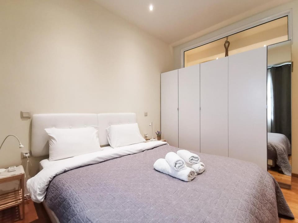 Modern&Sunny, 1BD, next to metro Apartment in Athens
