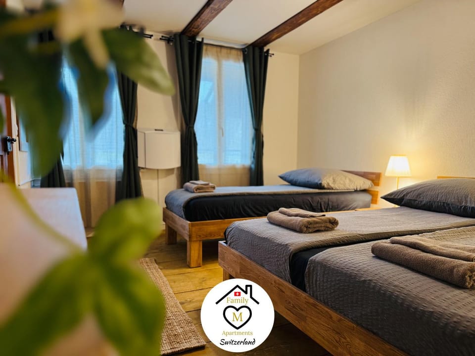 Bed, Bedroom, towels