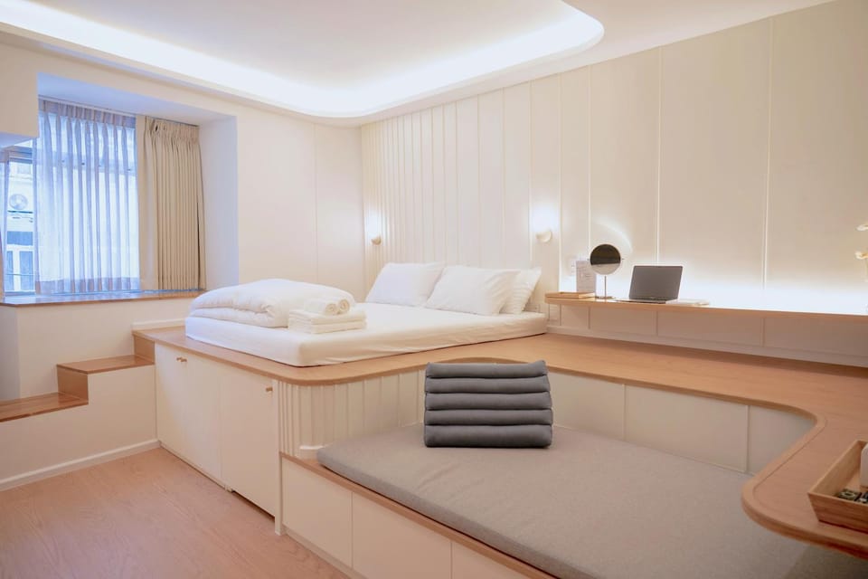 Photo of the whole room, Bedroom