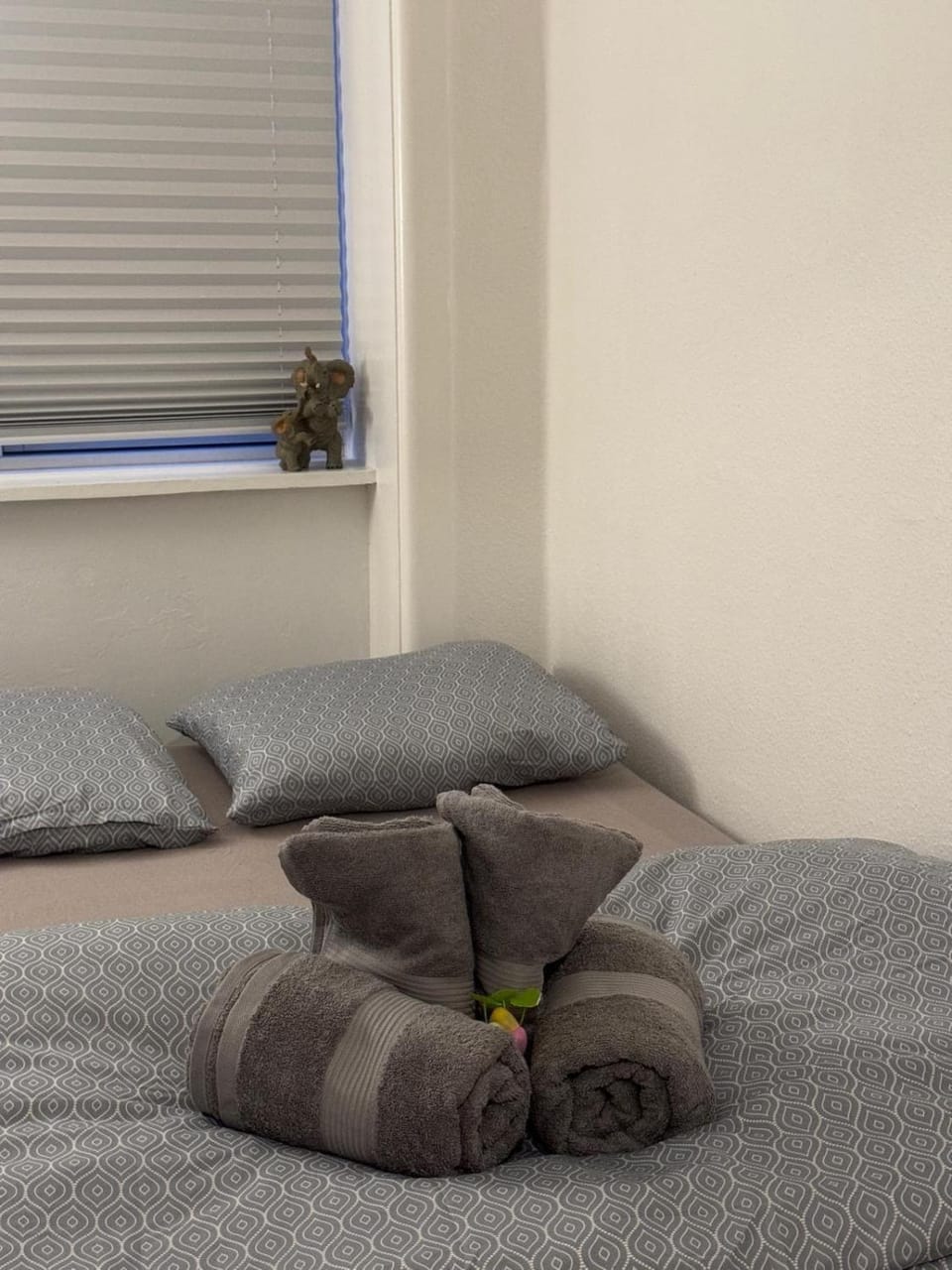 Bed, Bedroom, towels