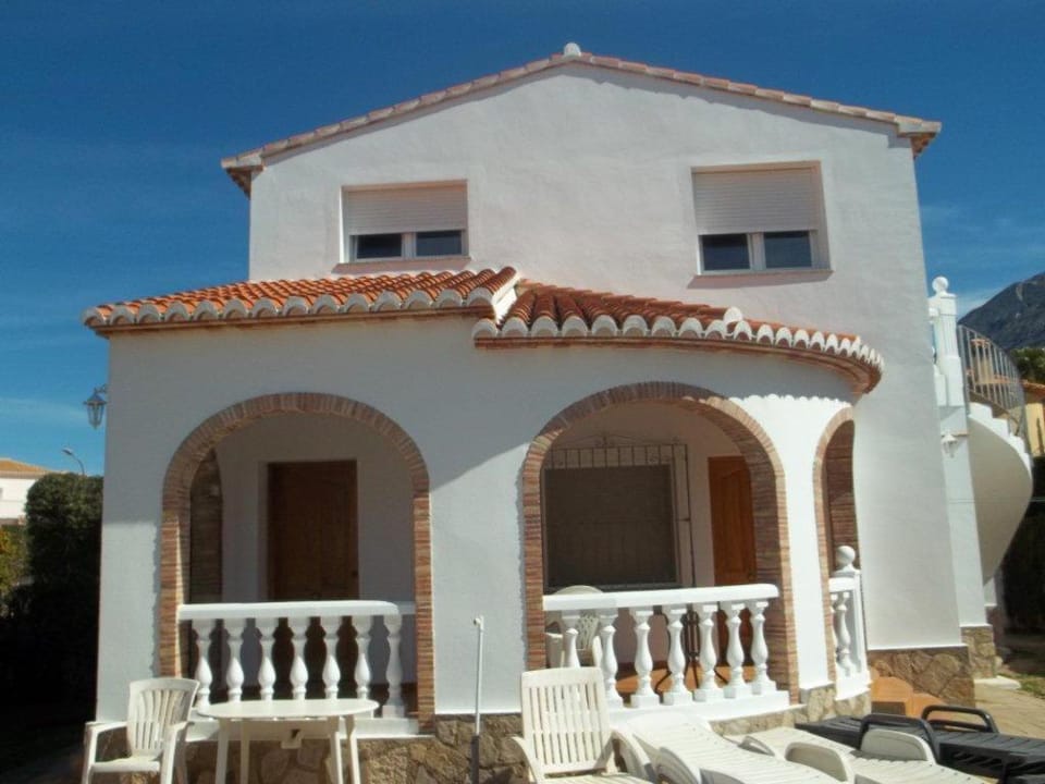 Property building, Day