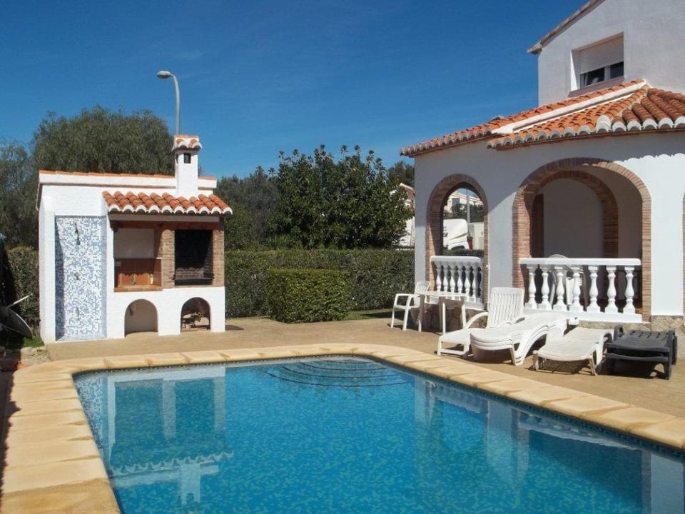 Property building, Day, Swimming pool
