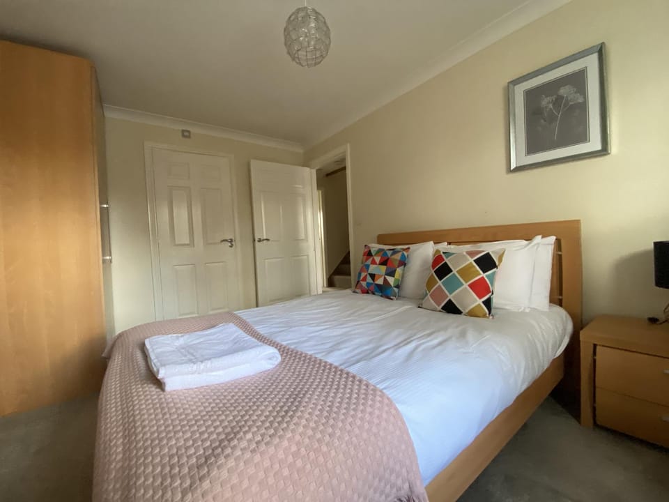 Spacious Bracknell Four Bedroom House House in Bracknell