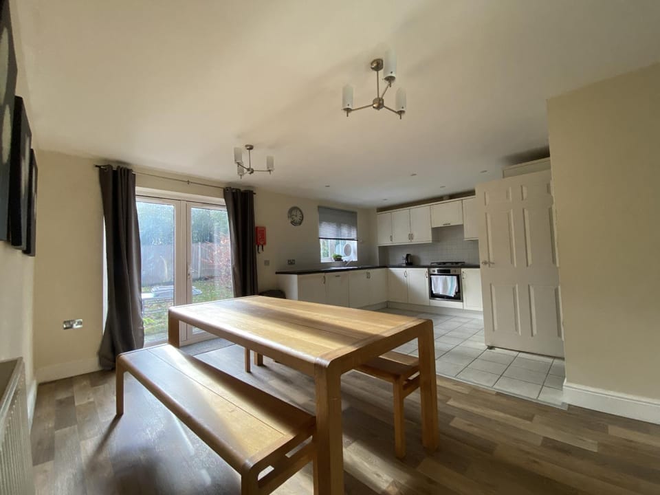 Spacious Bracknell Four Bedroom House House in Bracknell