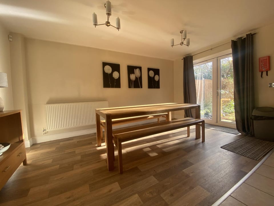 Spacious Bracknell Four Bedroom House House in Bracknell