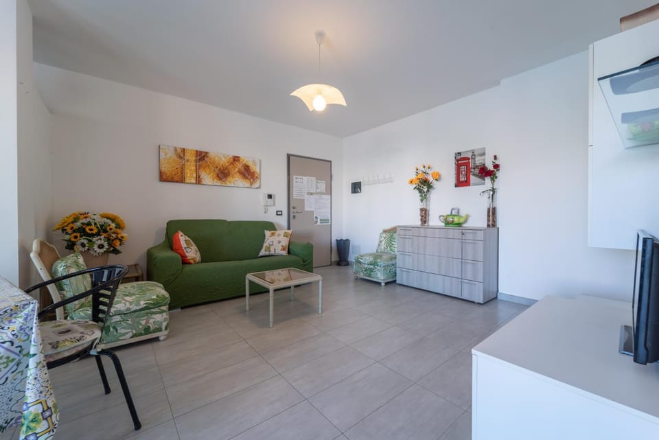 TV and multimedia, Living room, Seating area, air conditioner