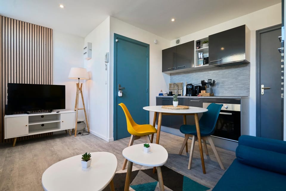 TV and multimedia, Kitchen or kitchenette, Living room, Seating area, Dining area