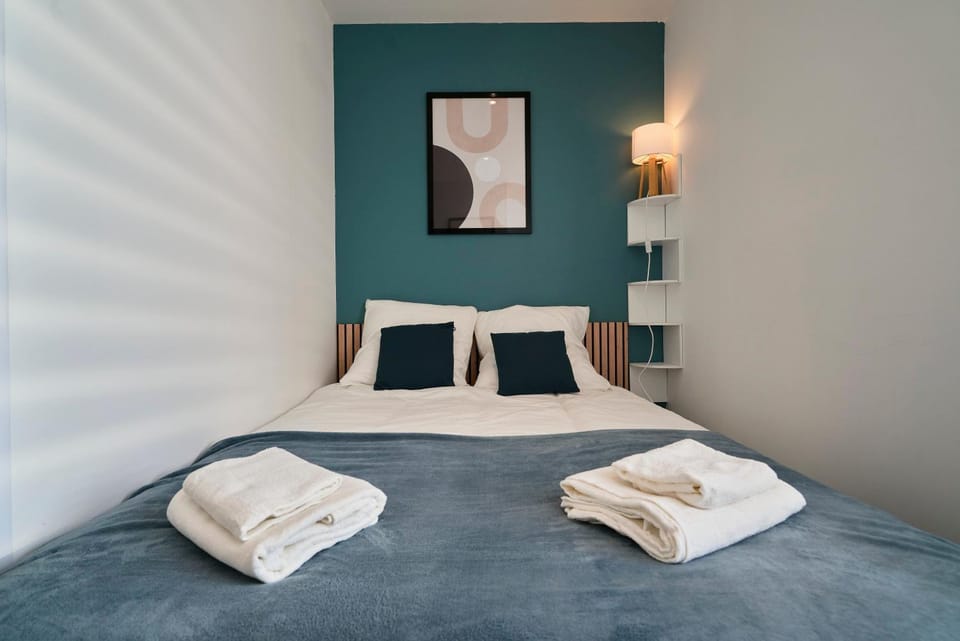 Bed, Photo of the whole room, Bedroom, towels