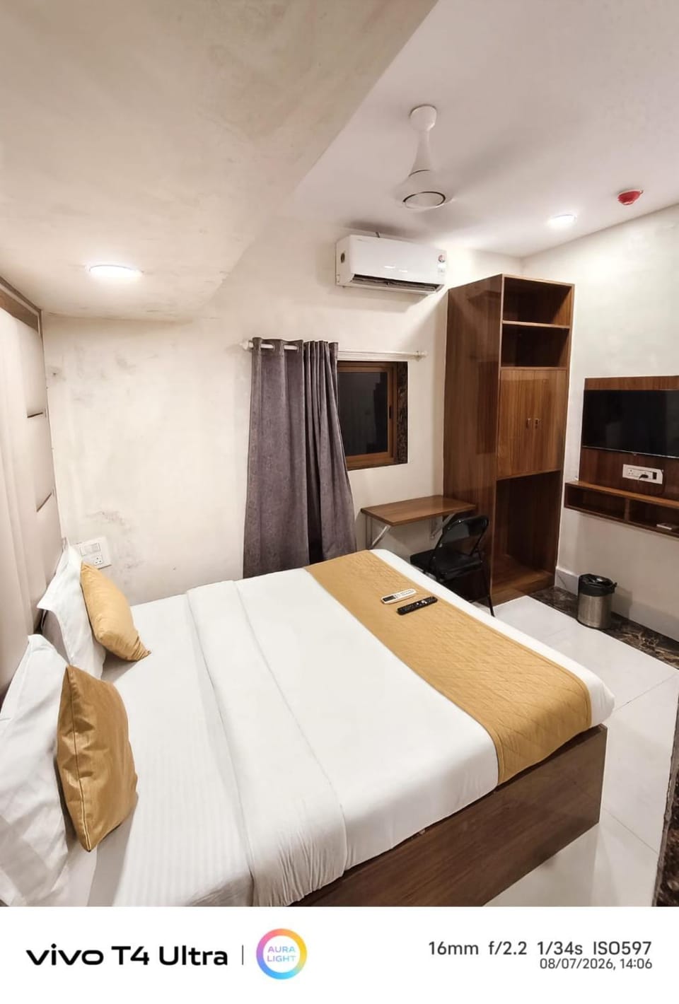 Bed, TV and multimedia, Photo of the whole room, air conditioner