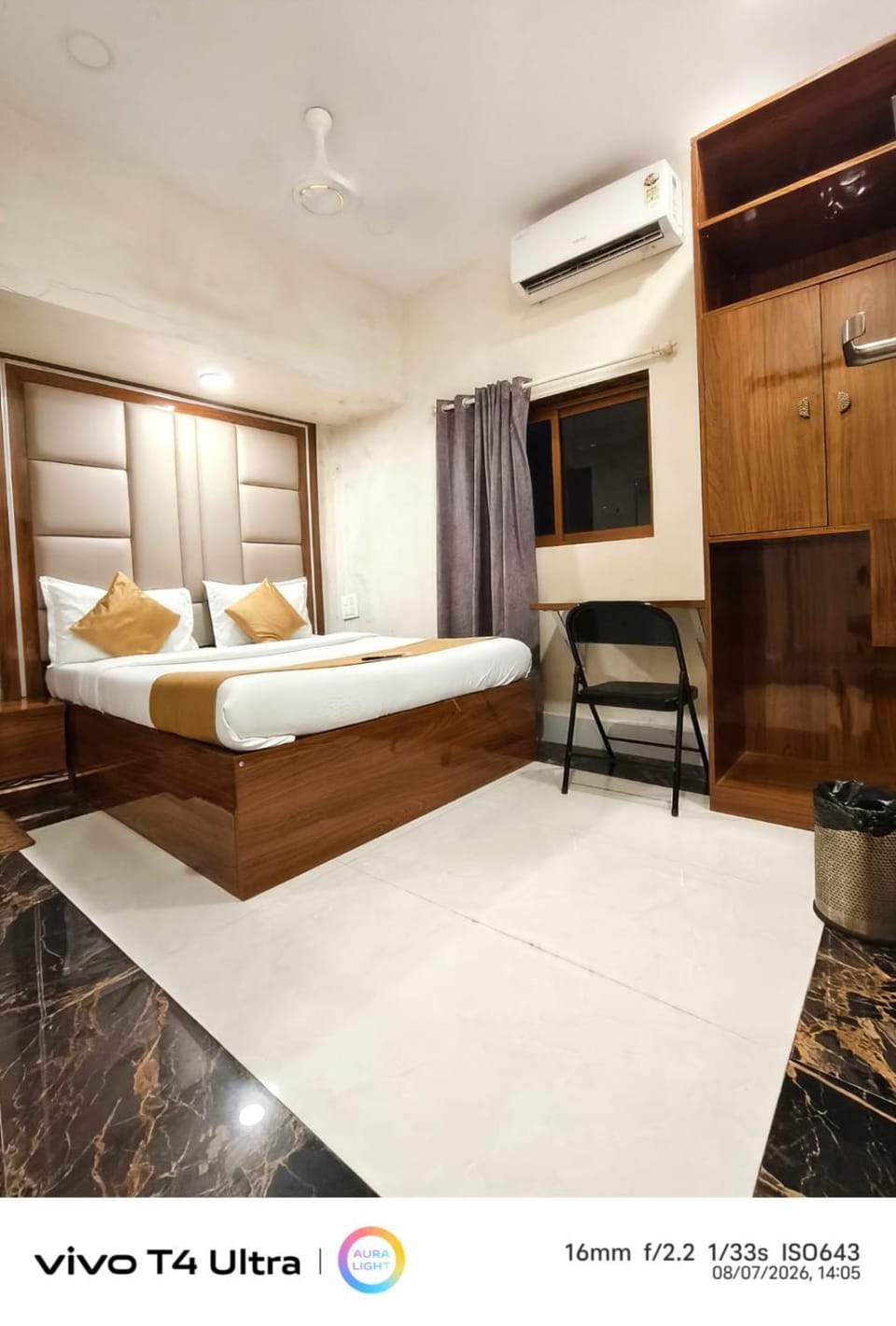 Photo of the whole room, Bedroom, air conditioner