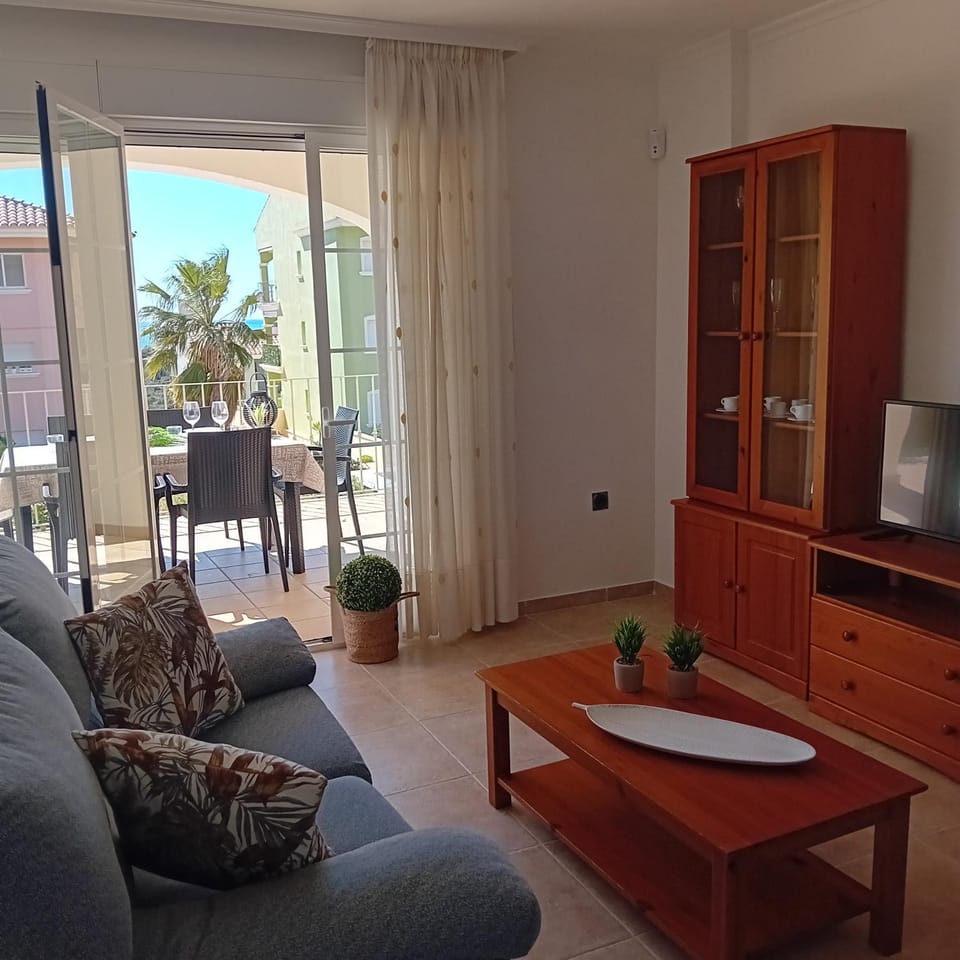 Spring, Summer, Balcony/Terrace, Living room, Dining area, group of guests, internet