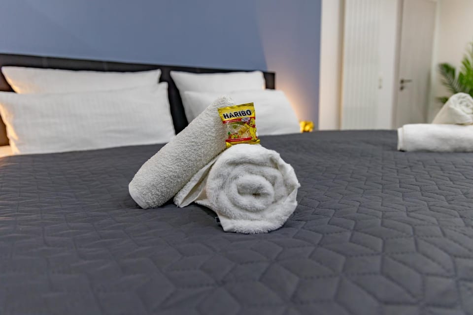 Bed, Bedroom, towels