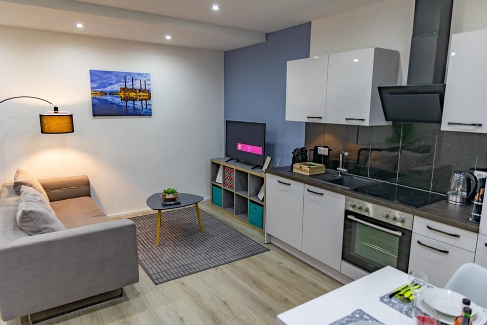 TV and multimedia, Coffee/tea facilities, Kitchen or kitchenette, Living room, Seating area, dishwasher, stove, toaster