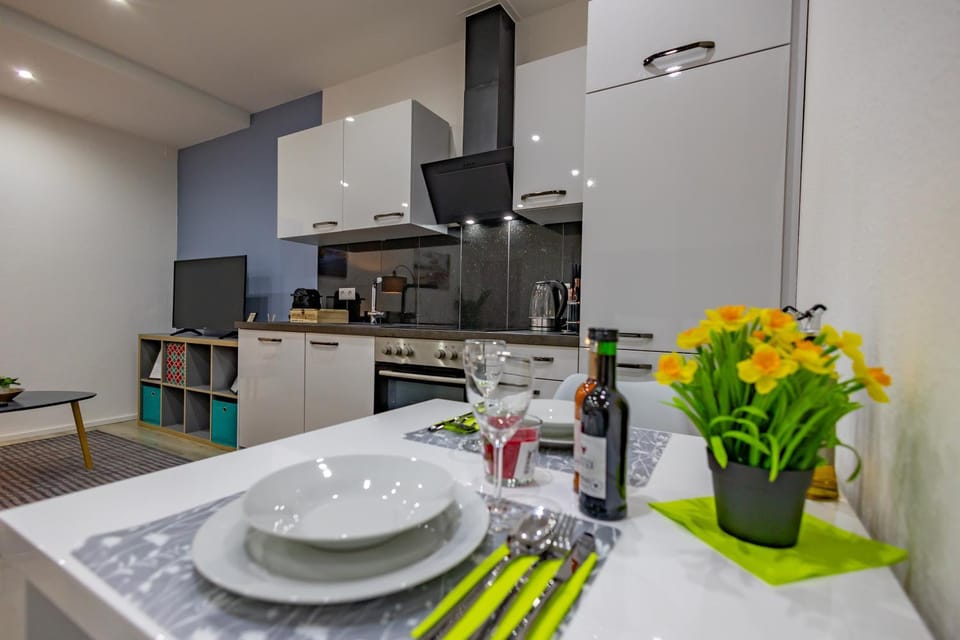 Kitchen or kitchenette, Food and drinks, Dining area, Food, dishwasher, oven, stove