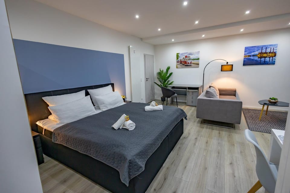 Bed, Living room, Photo of the whole room, Seating area, Bedroom