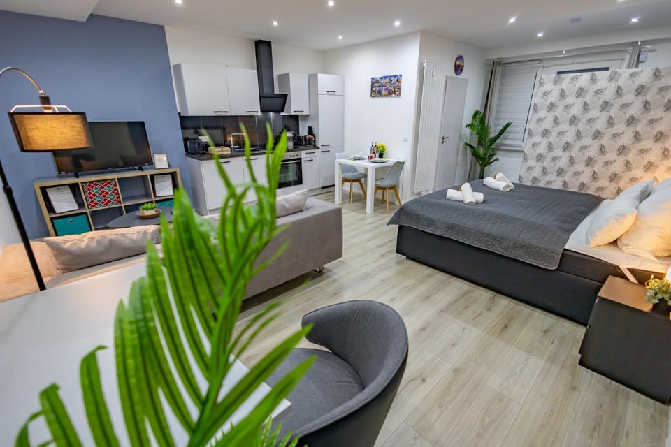 Communal lounge/ TV room, Bed, TV and multimedia, Living room, Photo of the whole room, Seating area, Evening entertainment, Bedroom