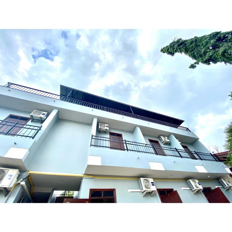 Property building, Day, Balcony/Terrace