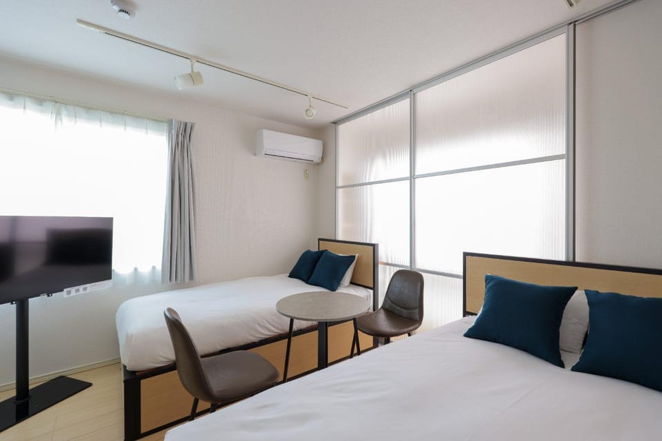 Bed, TV and multimedia, Bedroom