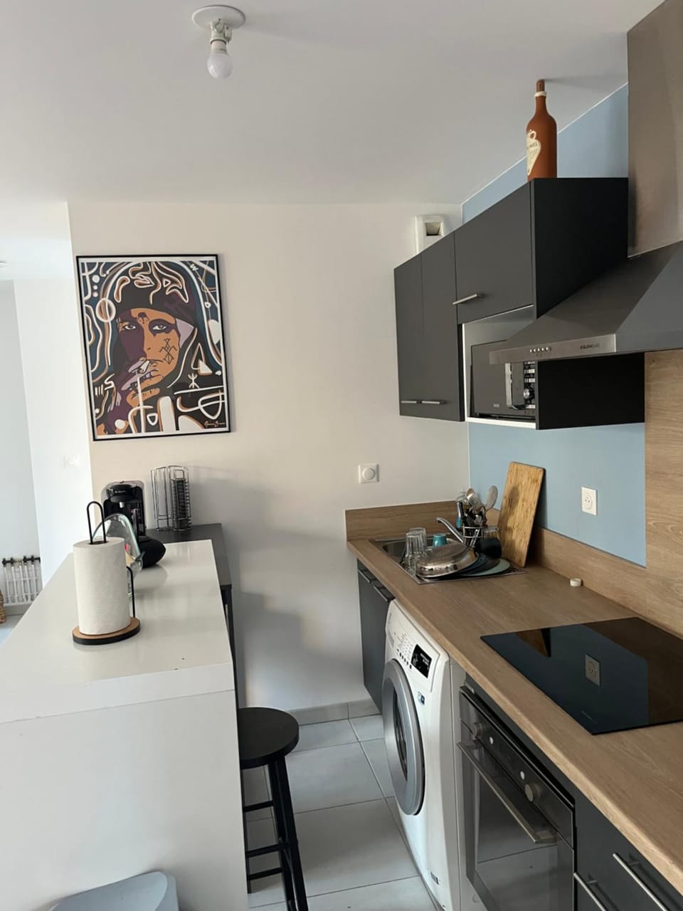 Kitchen or kitchenette, minibar, oven, stove