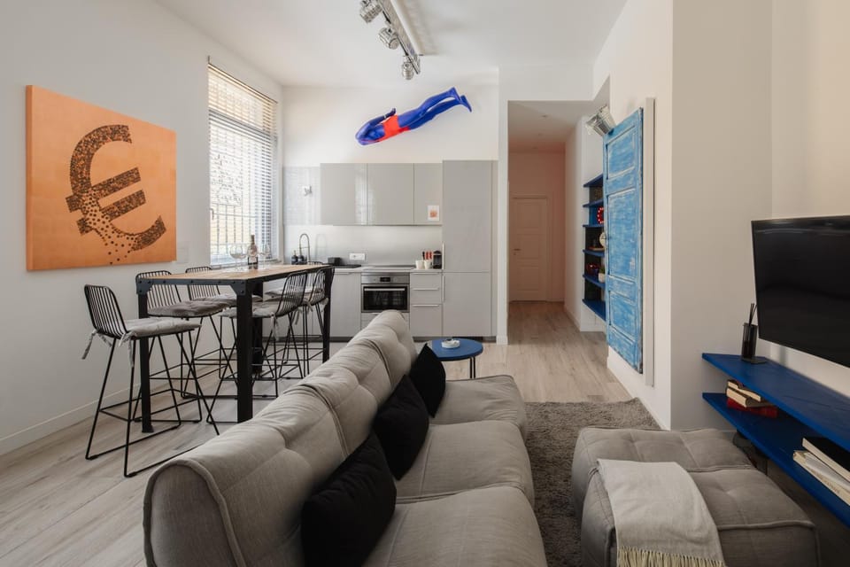 TV and multimedia, Kitchen or kitchenette, Living room, Seating area, Dining area