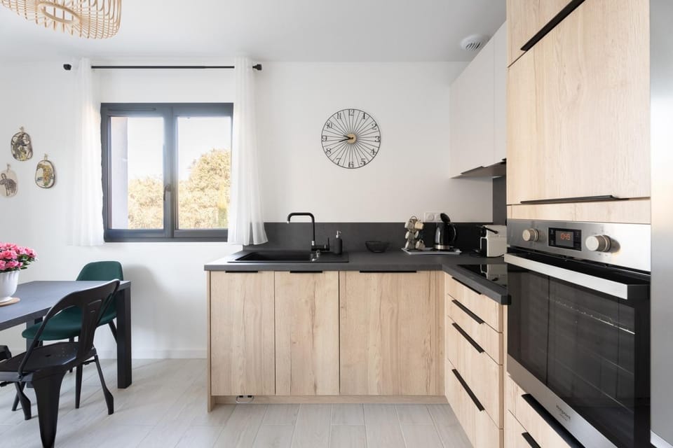 Kitchen or kitchenette, Dining area, dishwasher, minibar, stove