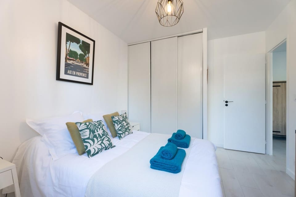 Bed, Photo of the whole room, Bedroom, towels, wardrobe