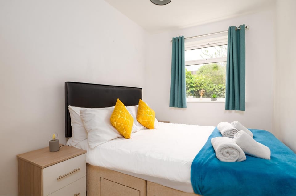 Bed, Bedroom, towels