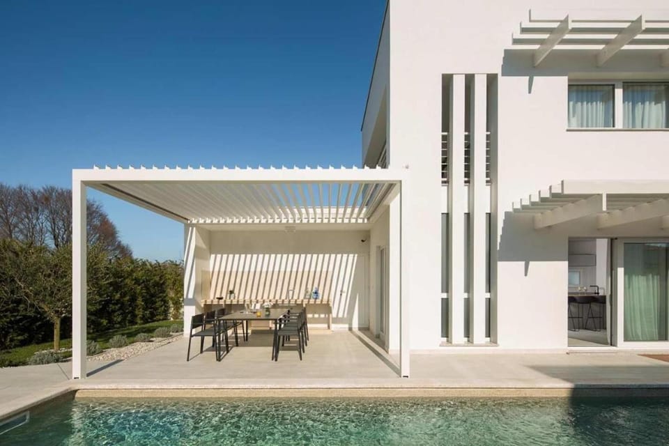 Property building, Day, Balcony/Terrace