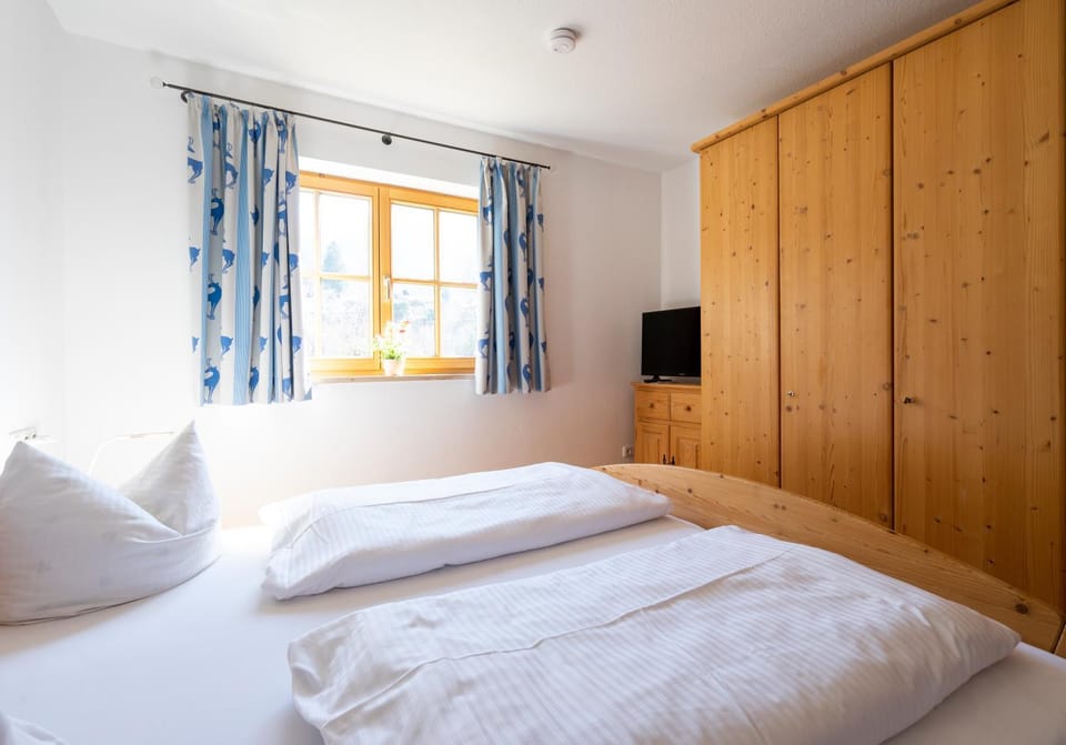 Bed, TV and multimedia, Bedroom