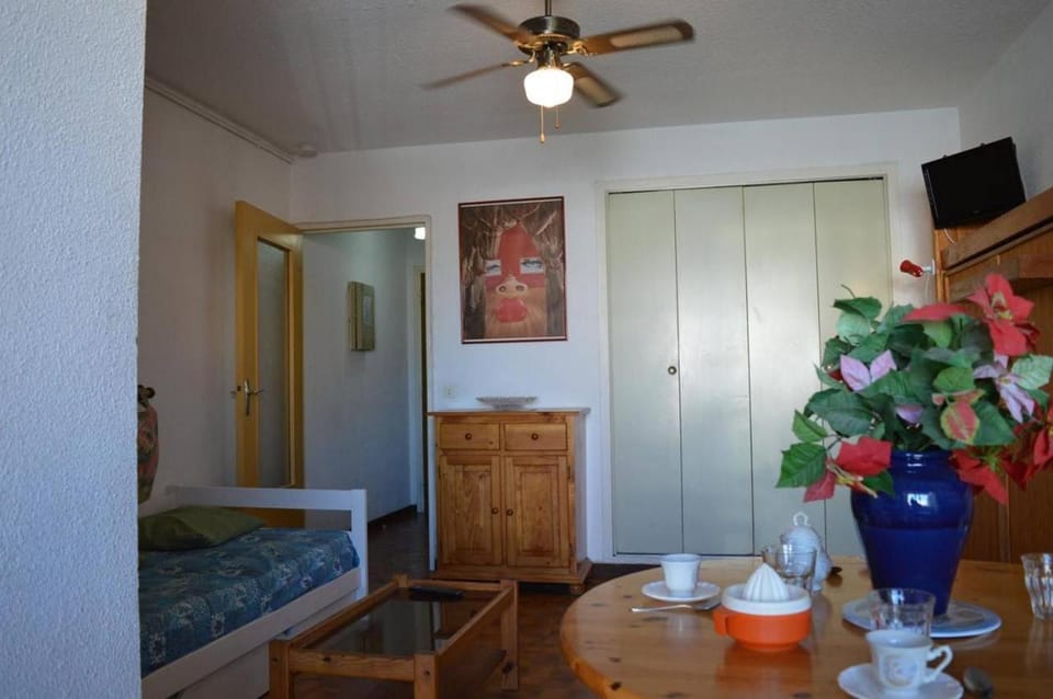 Bed, TV and multimedia, Living room, Photo of the whole room, Seating area, Dining area, Bedroom