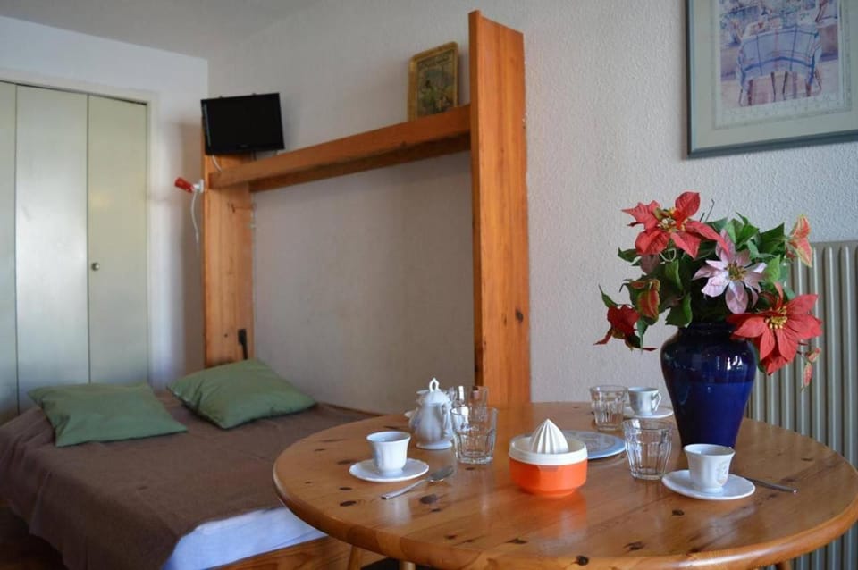 Bed, TV and multimedia, Kitchen or kitchenette, Living room, Photo of the whole room, Seating area, Dining area, Bedroom