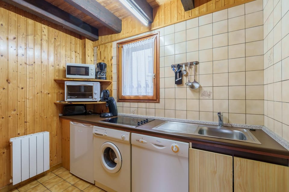 Kitchen or kitchenette, washing machine