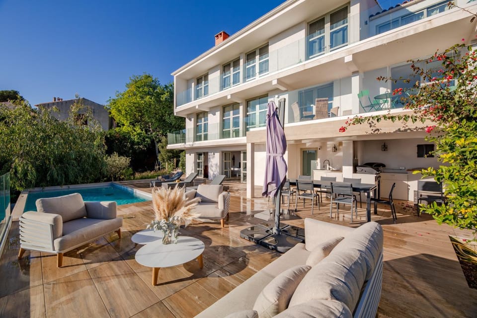 Property building, Patio, Dining area, Swimming pool, sunbed