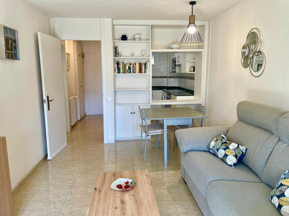 Kitchen or kitchenette, Living room, Seating area, Dining area