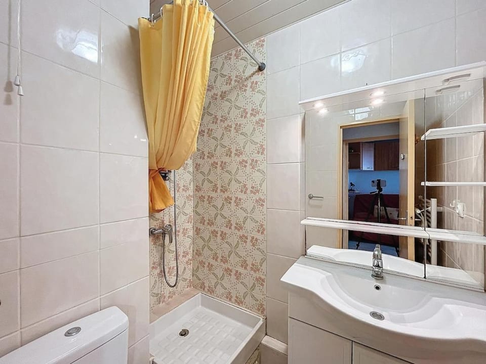 Shower, Toilet