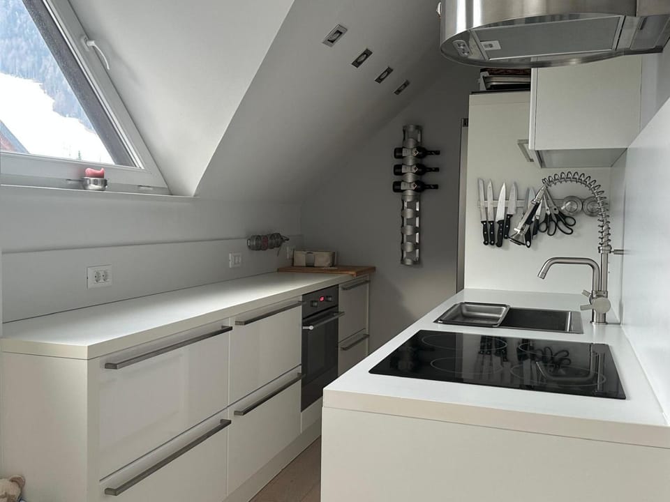 Coffee/tea facilities, dishwasher, oven, stove, toaster, kitchen